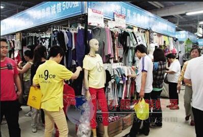 廣州石井尾貨商圈庫(kù)存積壓嚴(yán)重 千元服裝低至30元甩賣